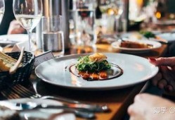 餐厅情侣吃瓜事件,甜蜜瞬间引发热议