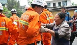 天津消防救援大爷吃瓜,消防精神与幽默并存