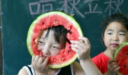 吃瓜看戏的小朋友,小观众眼中的吃瓜看戏时光