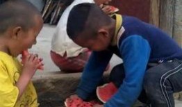 兄妹吃瓜的动作,共享夏日清凉时光