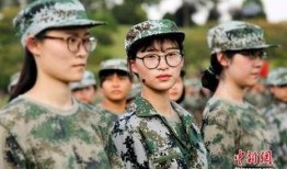 吊带妹军训吃瓜,揭秘军营里的欢乐时光