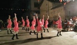 农村舞台表演吃瓜视频,吃瓜群众围观欢乐现场