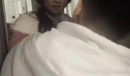 和男友分享吃瓜,与男友共享的甜蜜时光