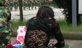 吊带妹军训吃瓜,揭秘军营里的欢乐时光