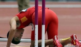 男子翻栏吃瓜摔倒,意外成为街头焦点