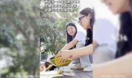 和男友分享吃瓜,与男友共享的甜蜜时光