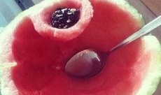 天热吃瓜的图片