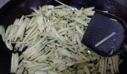 架瓜怎样炒着吃,家常美味新尝试