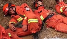 天津消防救援大爷吃瓜,消防精神与幽默并存