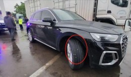 吃瓜图钉扎车胎,吃瓜群众的意外“瓜”事