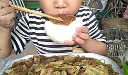 少年吃瓜烤火图片高清,共享欢乐时光