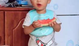 宝宝吃瓜很开心,甜蜜瞬间定格