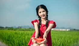 吃瓜少女摄影人像,吃瓜少女的摄影人像艺术之旅