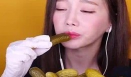 外国小姐姐吃中国酸瓜,外国小姐姐挑战中国酸瓜大挑战