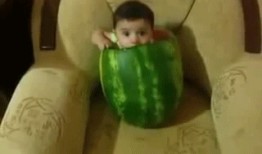 宝宝吃瓜很开心,甜蜜瞬间定格