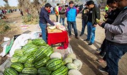 新疆路边吃瓜,路边吃瓜，体验地道西域美食文化