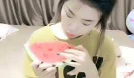 女孩另类吃瓜,女孩另类吃瓜，创意美食新风尚