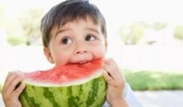 孩子吃瓜的危害,警惕这些潜在危害