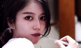 安静的吃瓜美少年,静谧瓜田中的翩翩美少年