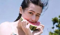 少女吃瓜,揭秘校园里的甜蜜秘密