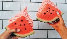 没有冰淇淋的夏天吃瓜,瓜果飘香，尽享清凉时光