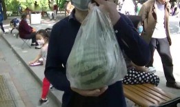 男子翻栏吃瓜摔倒,意外成为街头焦点