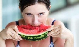 女人吃蜜不吃瓜,女性偏爱蜜果而非瓜果的饮食偏好解析